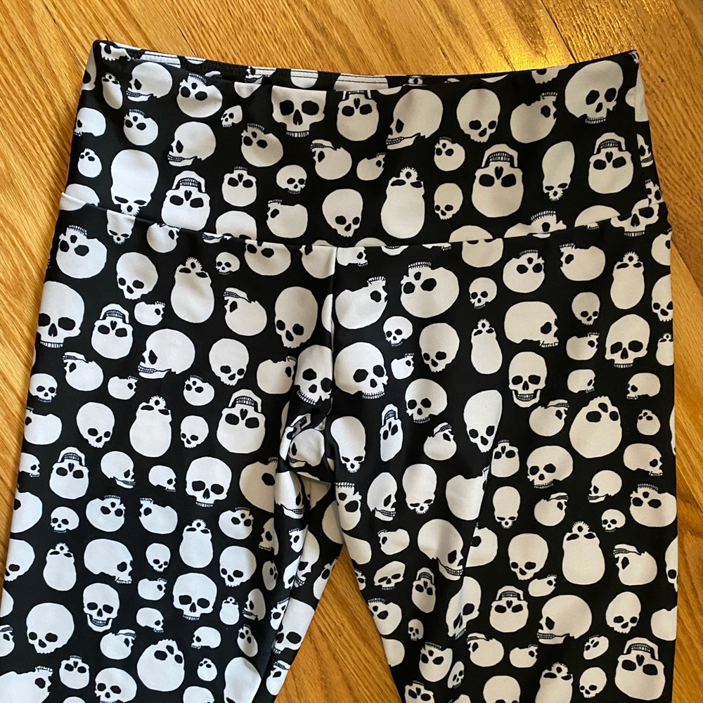 SOLD // skull cropped Onzie leggings